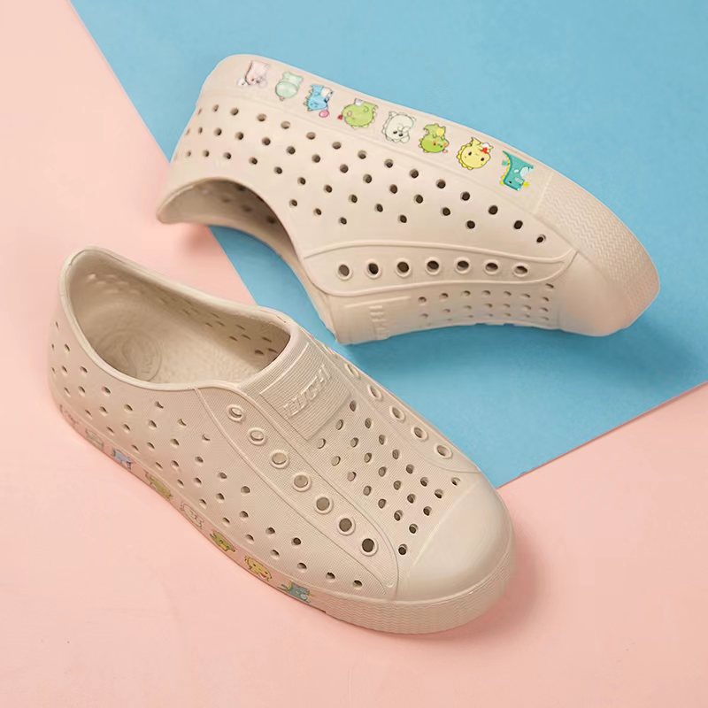 Модные детские тапочки в стиле Crocs подходит для мужчин и женщин для отдыха, дышащие босоножки, пляжная обувь, семейный стиль, мягкая подошва