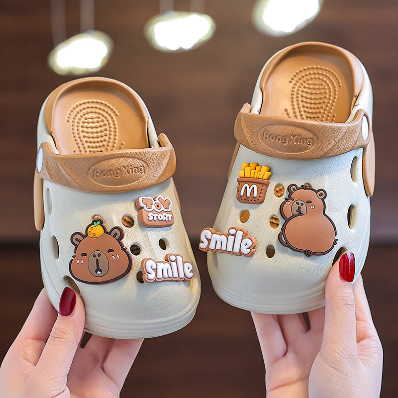 Детские летние нескользящие мультяшные милые тапочки в стиле Crocs подходит для мужчин и женщин, коллекция 2026 года