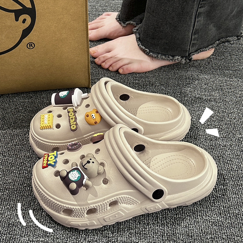 Летние тапочки в стиле Crocs, нескользящие пляжные босоножки на платформе, женские женские тапочки, коллекция 2026 года, подходят для носки на улице, закрытый носок