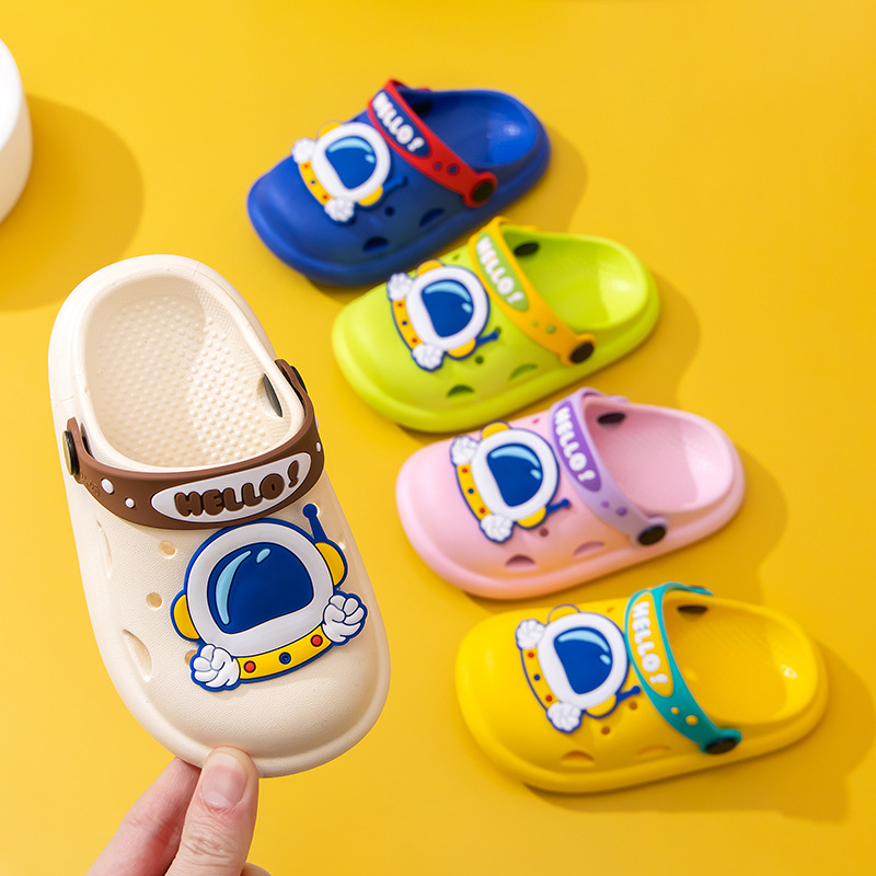 Детские мультяшные нескользящие тапочки в стиле Crocs подходит для мужчин и женщин, детская сумка для раннего возраста, пляжные мюли, мягкая подошва, закрытый носок