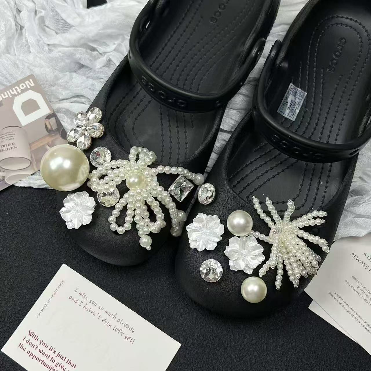 Тапочки в стиле Crocs, бусины из жемчуга, модный универсальный летний милый аксессуар, в стиле балеткор, премиум класс